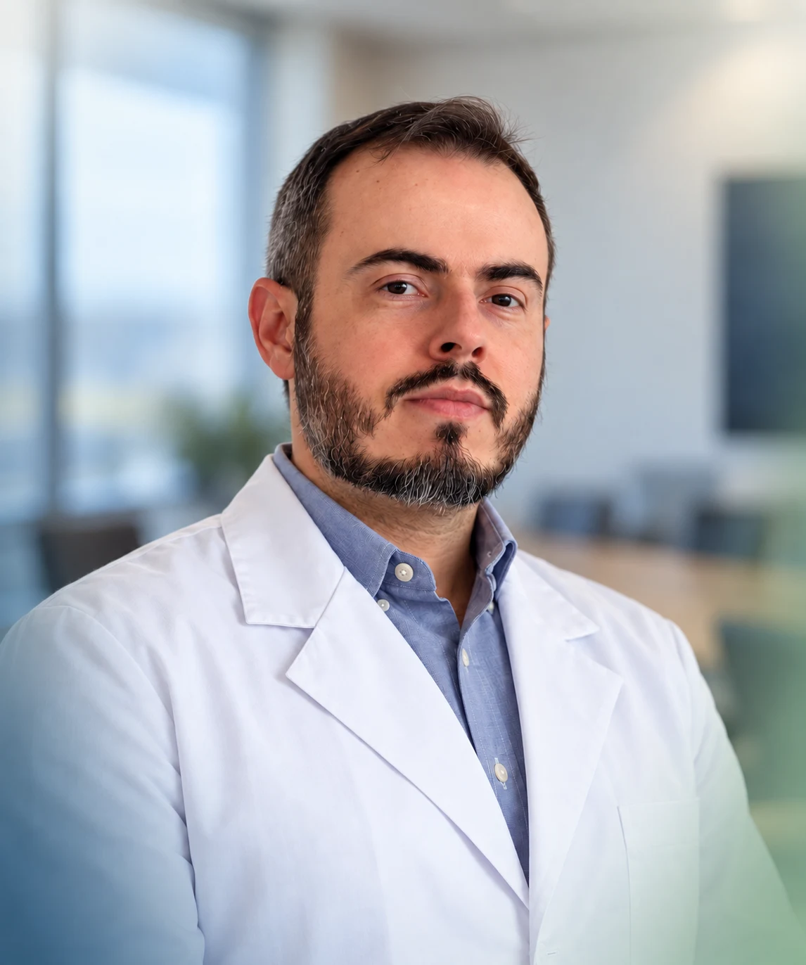 Retrato criativo de Thiago Gontijo com jaleco e expressão tranquila